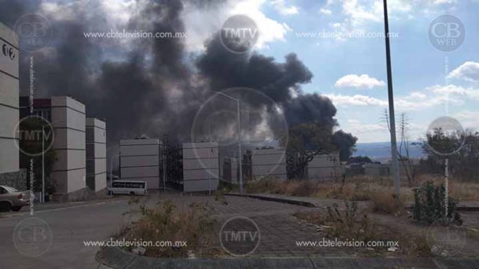 Incendio de pastizal alcanza bodega de madera en Morelia