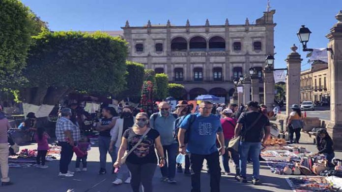 Morelianos acuden al Centro Histórico para continuar festejos de Año Nuevo