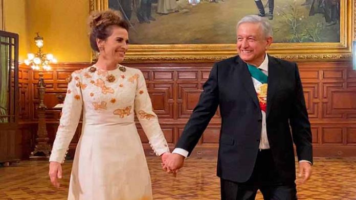 Llevan serenata a la primera dama Beatriz Gutiérrez por su cumpleaños