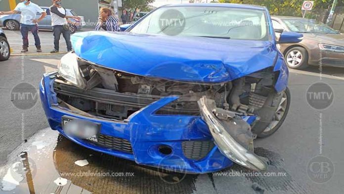 Aparatoso choque en Vicente Santa María e Iretiticatame