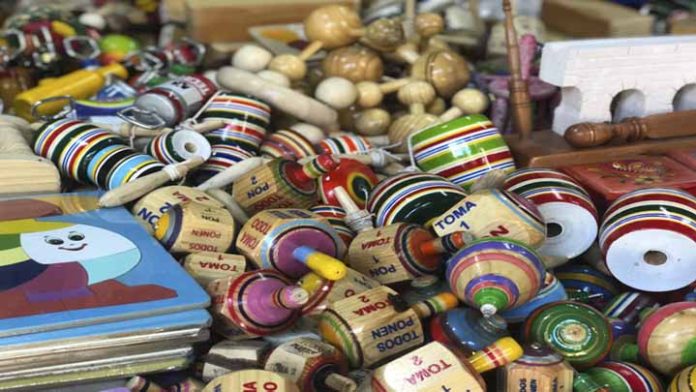 Balero, Trompo, Pirinola, Yoyo: juguetes olvidados por las infancias
