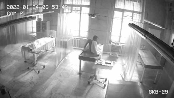 Circula video de supuesto cadáver levantándose en la morgue