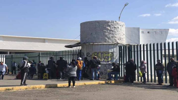 Morelianos abarrotan el macro módulo de CU para pago de placas