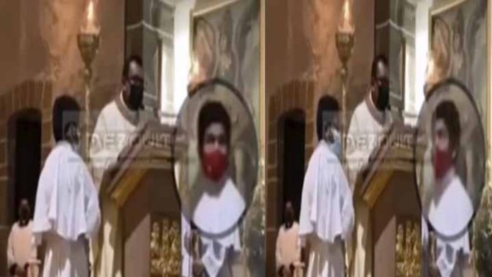 La llorona se aparece en plena misa, asustando a los monaguillos