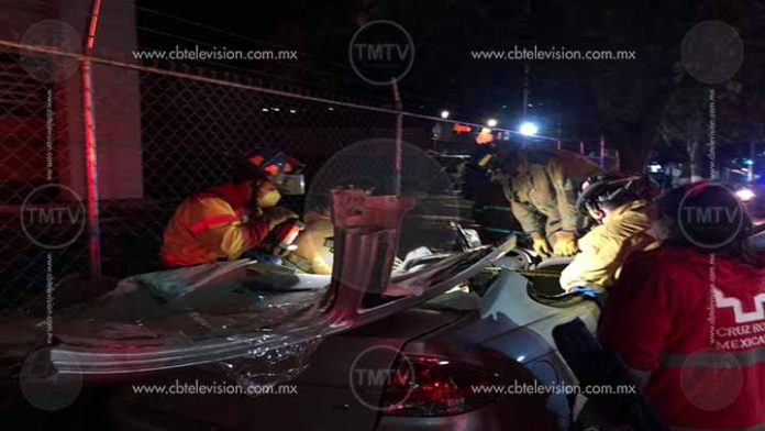 Cortaron su carro a la mitad para poder liberarlo tras choque en Ventura Puente