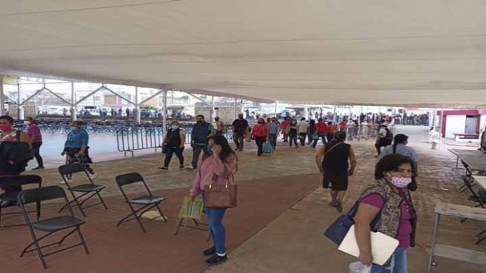 Caos en módulo del Venustiano, se terminaron las vacunas y nadie les avisó