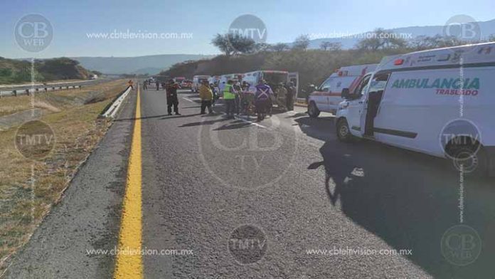 Camioneta de turismo se accidenta y deja 8 heridos en Copándaro