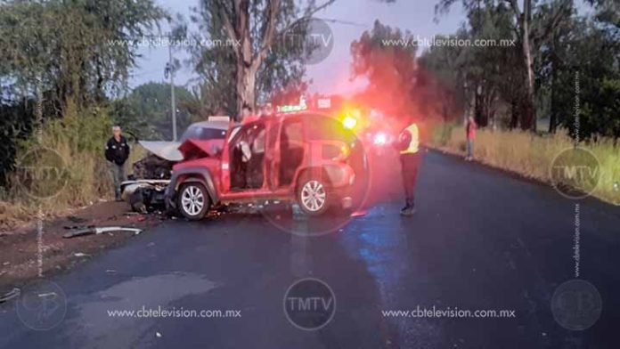 Choque frontal deja cuatro lesionados en Peribán