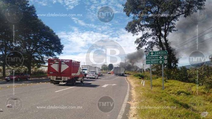 Queman patrulla en la desviación a Purépero