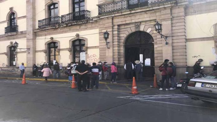 Módulo de capuchinas para pago de placas no cumplió con horario, denuncian ciudadanos