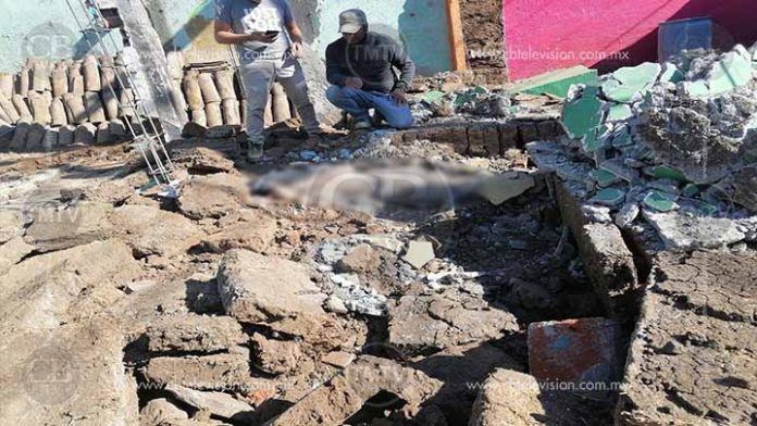 Caminaba por la banqueta y muere aplastado por una barda