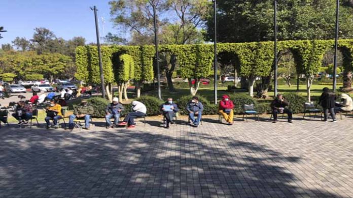 Largas filas en el módulo de reemplacamiento de la CECONEXPO