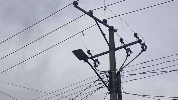 Camiones de la central de abastos descargan a obscuras por falta de alumbrado