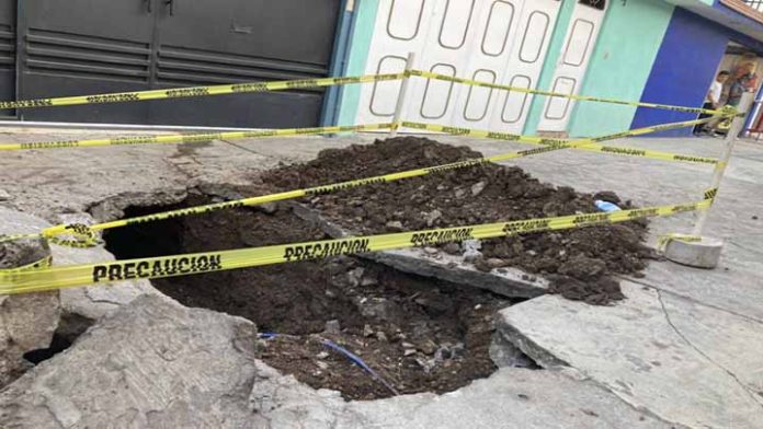 Calle se empieza a hundir por fuga en Fovisste