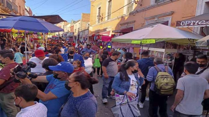 Ayuntamiento provoca aglomeraciones al permitir el 100% de vendedores tolerados