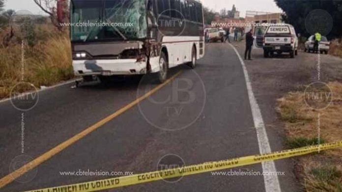 Choque de autobús deja un muerto y seis heridos en Ecuandureo