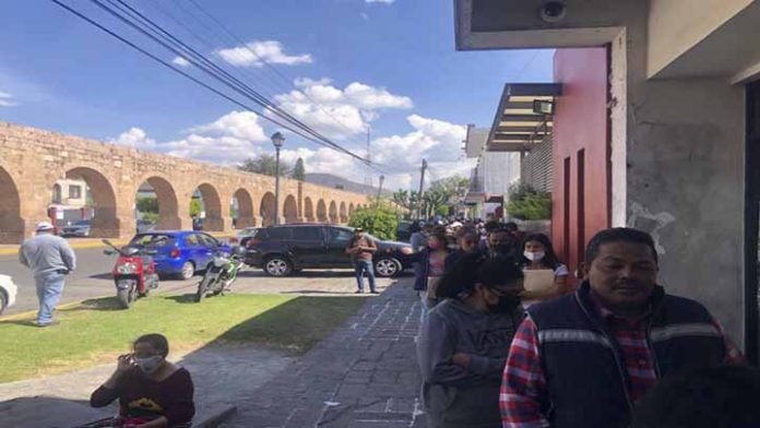 Ciudadanos denuncian mala organización en el reemplacamiento vehicular