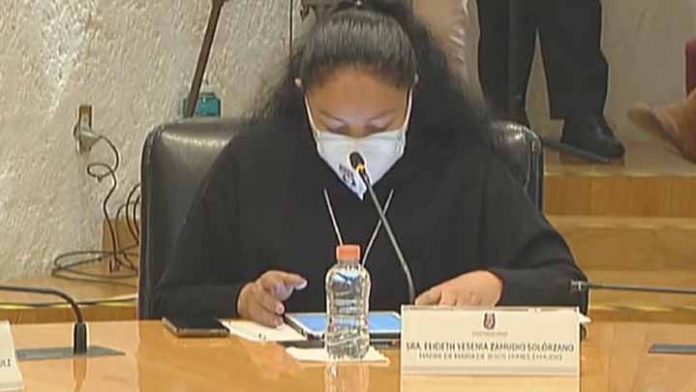 Madre de víctima de feminicidio recrimina que AMLO no les cree