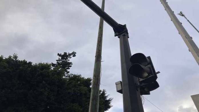 Semáforos peatonales sin servir en avenida Lázaro Cárdenas