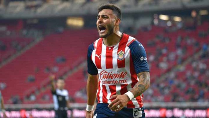 Chivas ofrece duplicar el sueldo a Alexis Vega para que renueve contrato