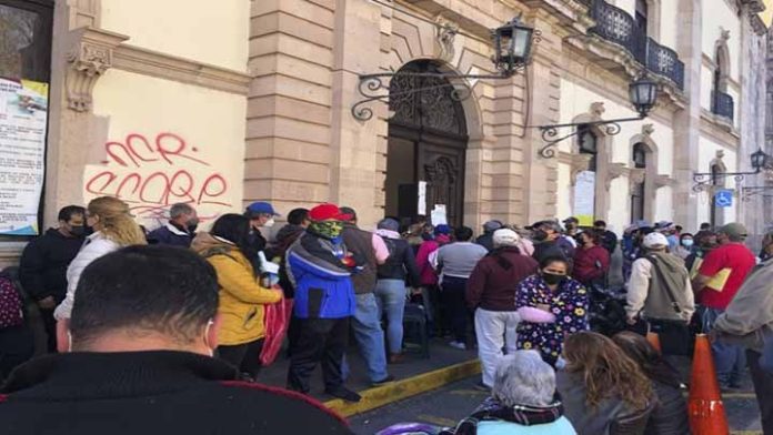 “¿Por qué nos humillan así?”: ciudadanos denuncian la mala organización en el reemplacamiento vehicular.