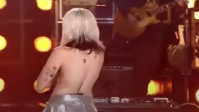Se le suelta el top a Miley Cyrus durante concierto