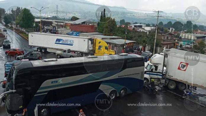“Levantan” a un joven y ciudadanos bloquean accesos a Uruapan