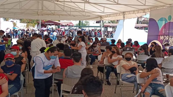 Sin contratiempo y largas filas vacunación a jóvenes de 15 a 17 años segunda dosis