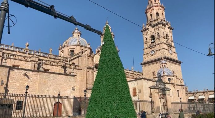 Por falta de seguridad retiran árbol de navidad en plaza Melchor Ocampo