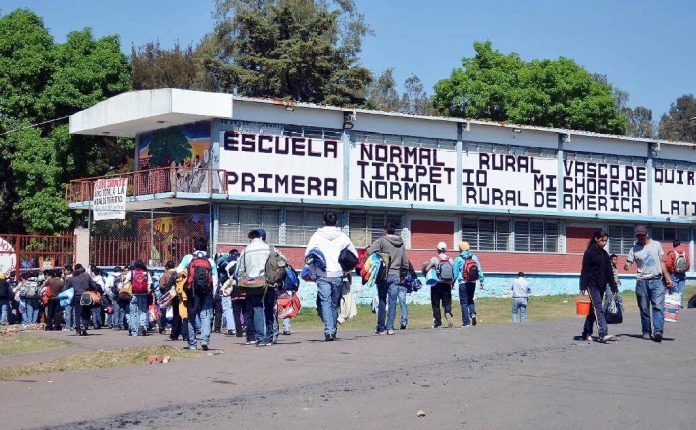 Normalistas exigen pago de becas y al año se destinan más de 10 mdp para la normal de Tiripetío