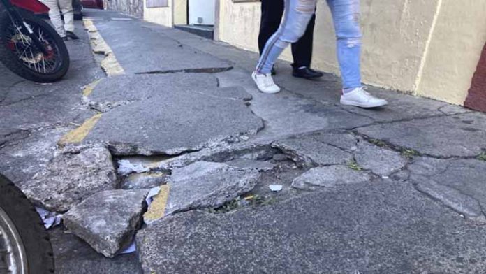 Las banquetas fracturadas son un peligro para peatones