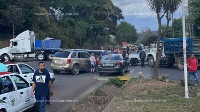 Siguen los bloqueos en Uruapan y la libre a Lombardía