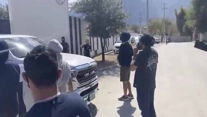Aficionados de Rayados detienen y encaran a los jugadores