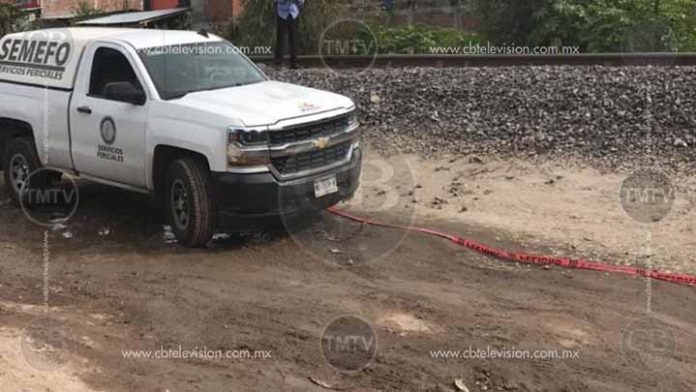 Abandonan un joven muerto en las vías férreas de Caltzontzin