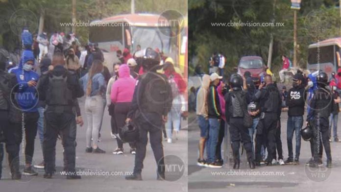 Arrestan a 10 normalistas en Morelia por secuestrar vehículos