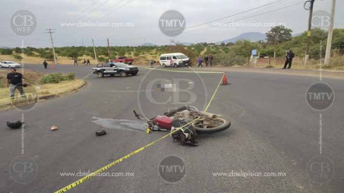 Motociclista muere al chocar contra una combi en Peribán