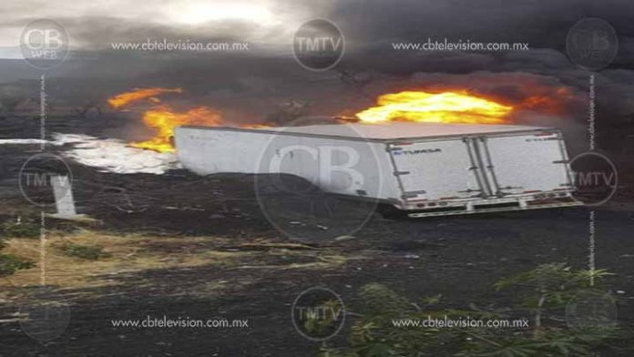 Dos personas calcinadas deja choque de Torton en Zinapécuaro