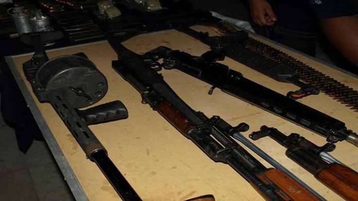 Sedena decomisa autos, explosivos y armas en Ecuandureo