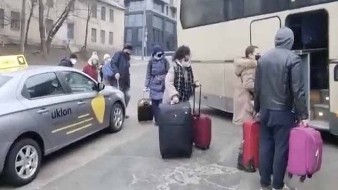 Evacuan a mexicanos de Ucrania, trasladan a 32 familias