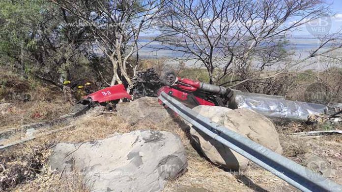Vuelca tráiler en la de autopista de Occidente; chofer vive de milagro