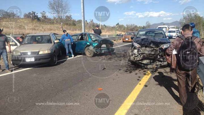 Choque múltiple deja dos lesionados en Tiripetío