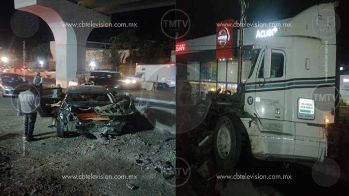Tráiler sin frenos choca autos y motos, mata a una persona en Morelia