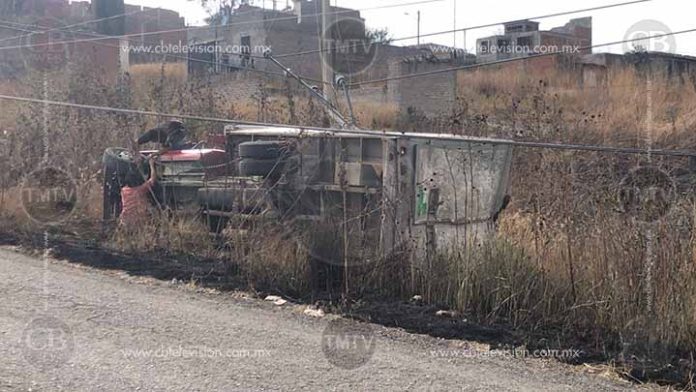 Camioneta sin frenos tumba poste, vuelca y se incendia predio