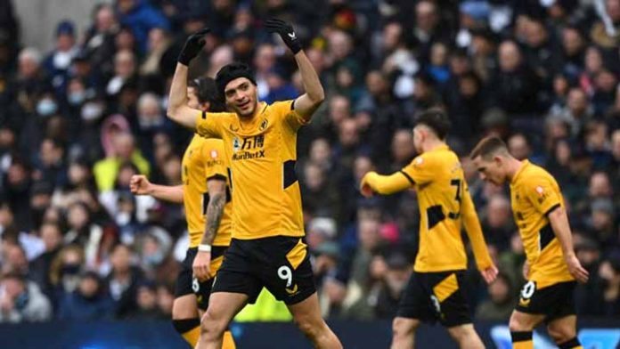 Raúl Jiménez anota en la victoria de los Wolves ante Tottenham