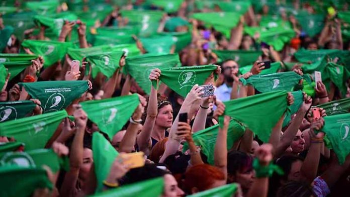Aprueban interrupción de embarazo de hasta 24 semanas en Colombia