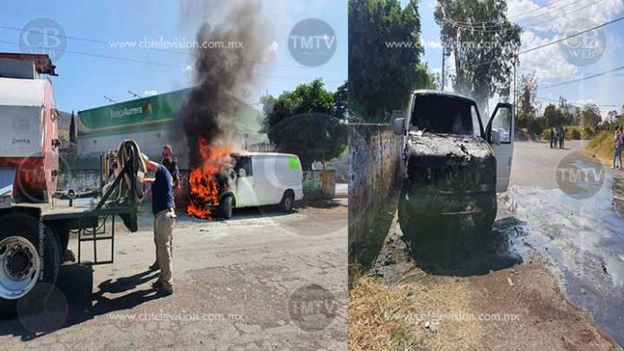 Se incendia camioneta que tenían a la venta en Zamora