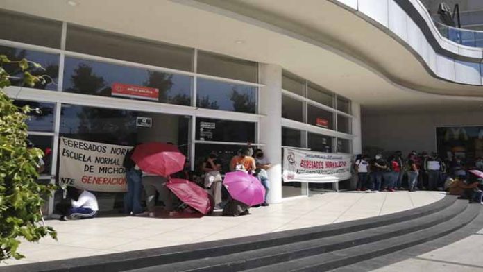 Normalistas toman centro comercial de las Américas e impiden acceso a los ciudadanos