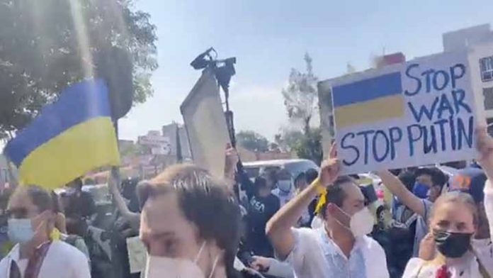Ucranianos protestan a las afueras de la embajada rusa en México