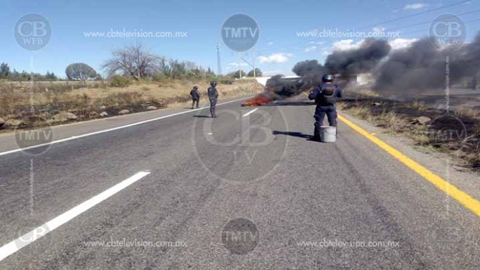 Normalistas cierran la Patzcuaro-Morelia; granaderos los disuaden