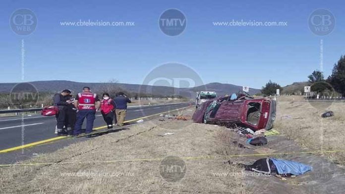 Volcadura de camioneta deja un muerto y dos heridos en la autopista Occidente
